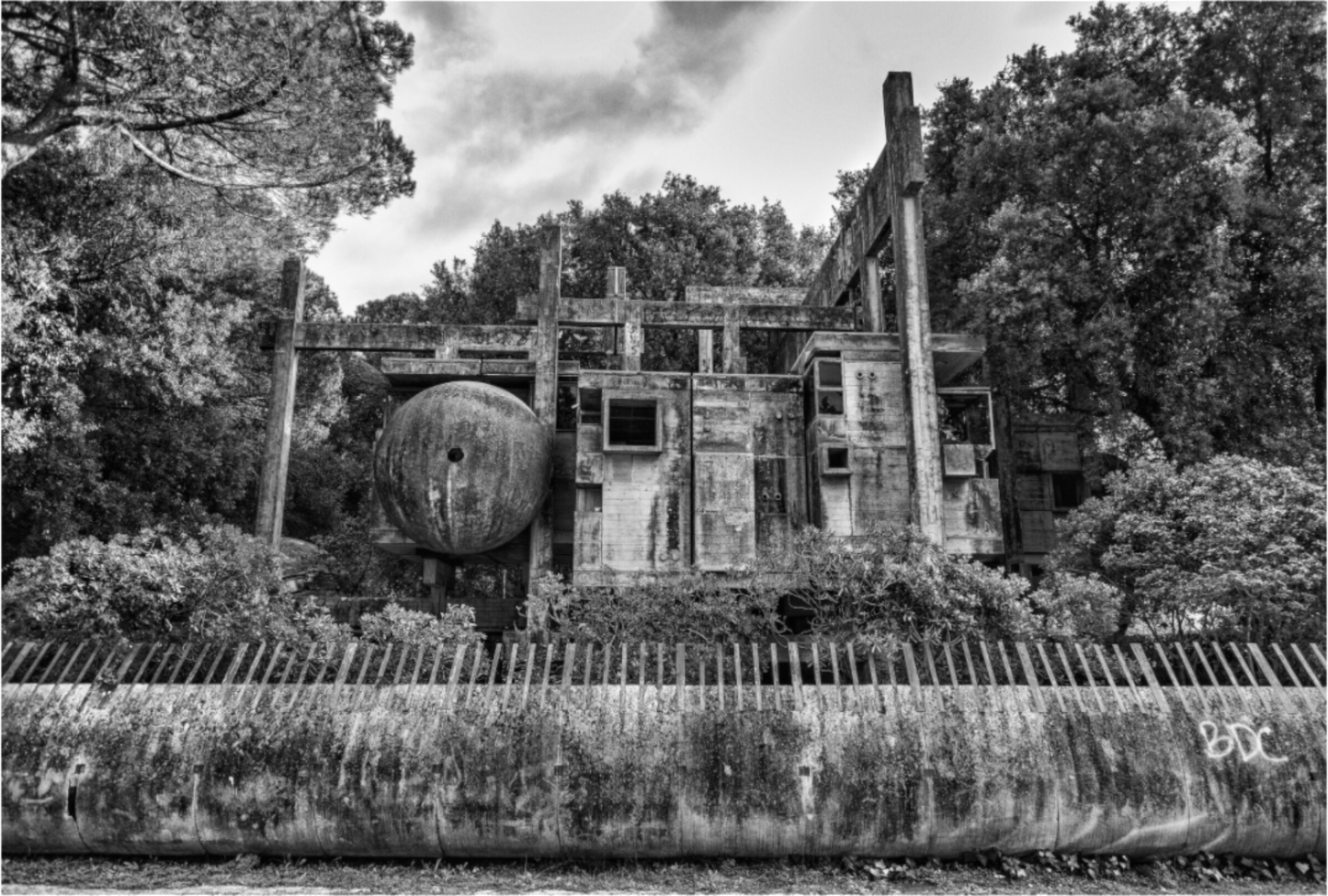 Casa Sperimentale print — Giuseppe Perugini's abandoned experimental house among the dunes, Fregene, Italy, black and white architectural photography by Tom Parsons